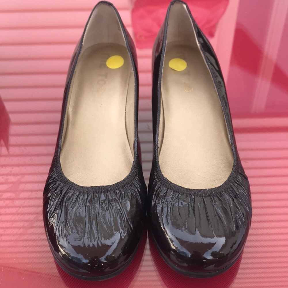 Me Too brown patent leather pumps in excellent